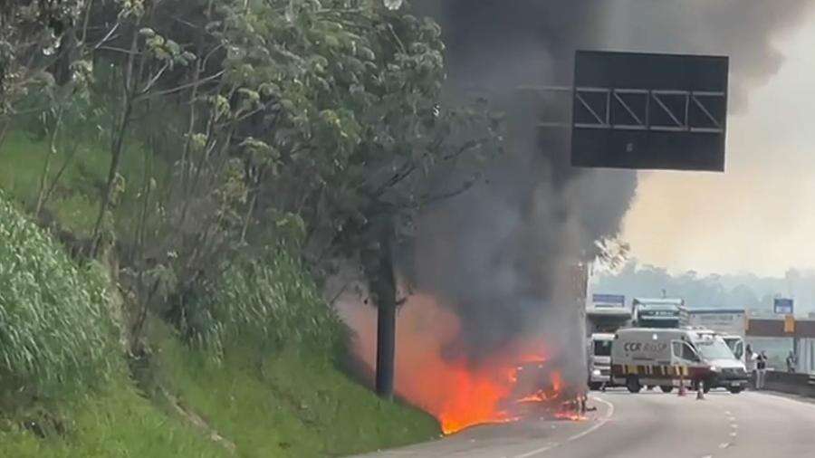 Caminhão pega fogo e via Dutra fica interditada nos dois sentidos em SP