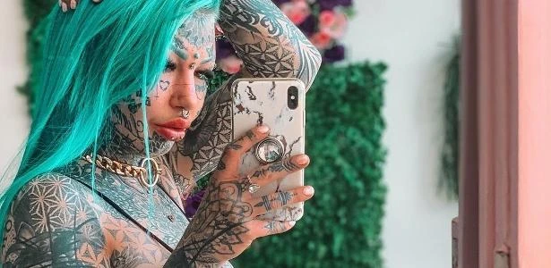 Modelo tem 98% do corpo coberto por tatuagens e plano para fazer caber mais