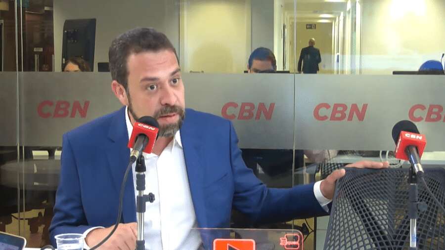 Com ausência de Nunes, Boulos faz perguntas a cadeira vazia em debate