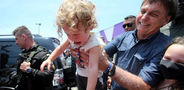 Após votar, Bolsonaro interage com moradores de Bento Ribeiro sem máscara