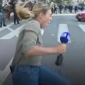 Violência contra jornalistas em Los Angeles choca o mundo; veja momento em que repórter é atingida por bala de borracha