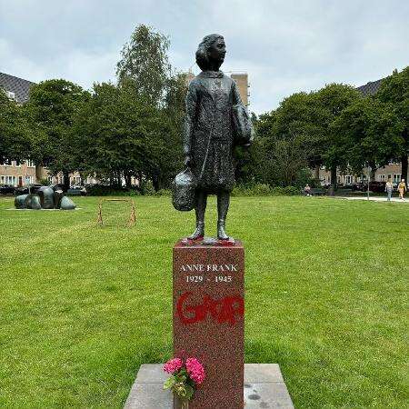 Estátua de Anne Frank, morta no Holocausto, é pichada com 'Gaza' na Holanda