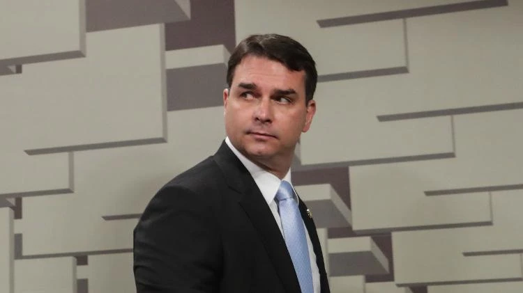 Imprensa estrangeira destaca denúncia contra Flávio Bolsonaro: 