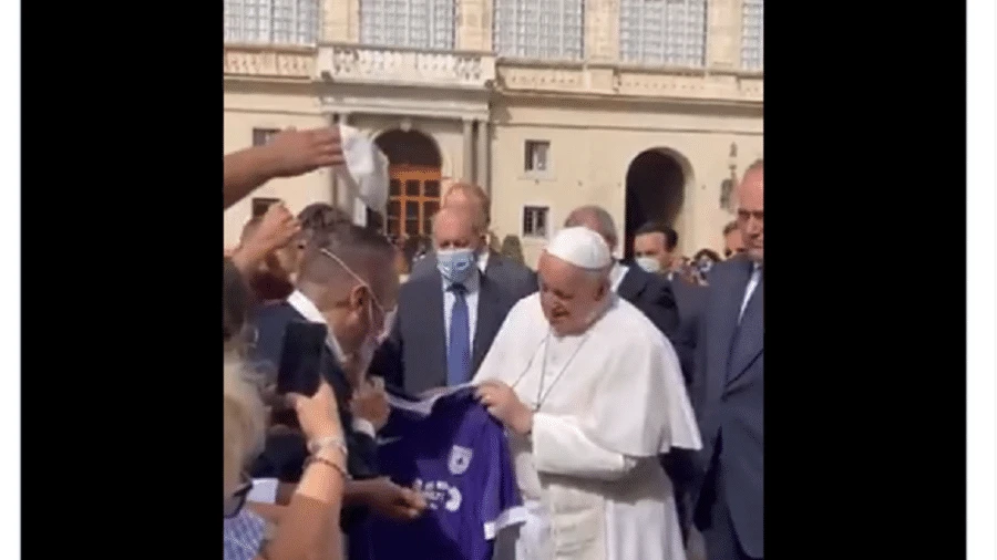Bolsonaro posta vídeo do papa sem máscara, mas ignora contexto
