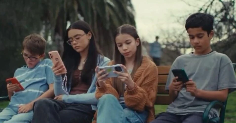 Austrália lança campanha milionária antes da lei banindo crianças das redes entrar em vigor: ‘Para o bem’