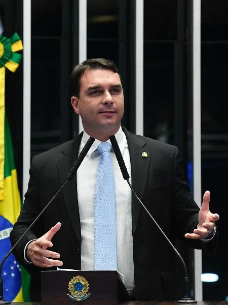 Investigado em rachadinha é braço do 'gabinete do ódio' na equipe de Flávio