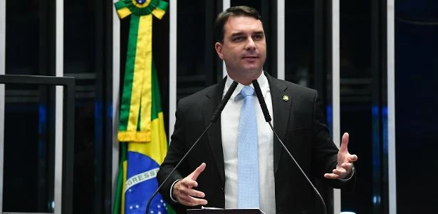 Defesa de Flávio Bolsonaro faz pedido para PGR investigar Receita, diz TV