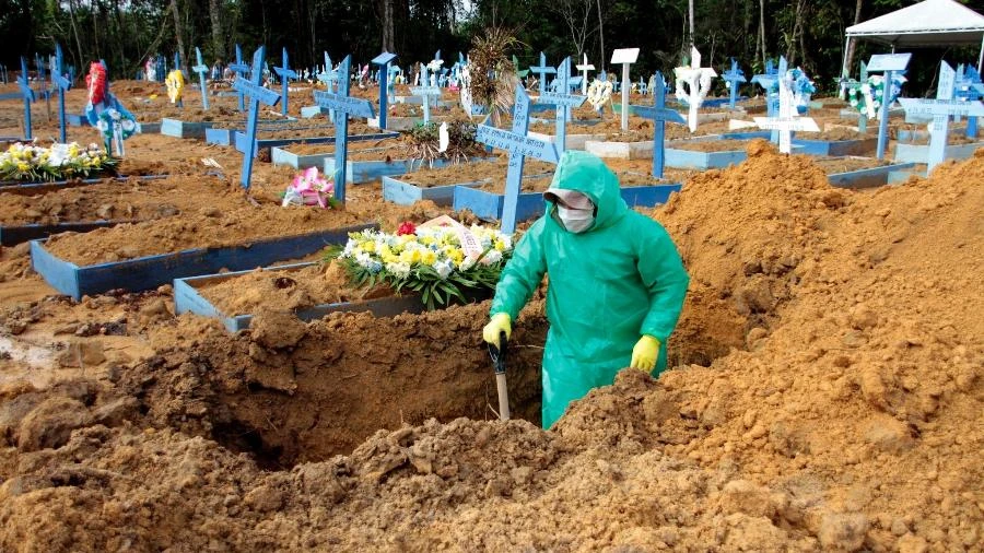 Covid: Brasil registra 899 mortes em 24h e tem média de 2.059