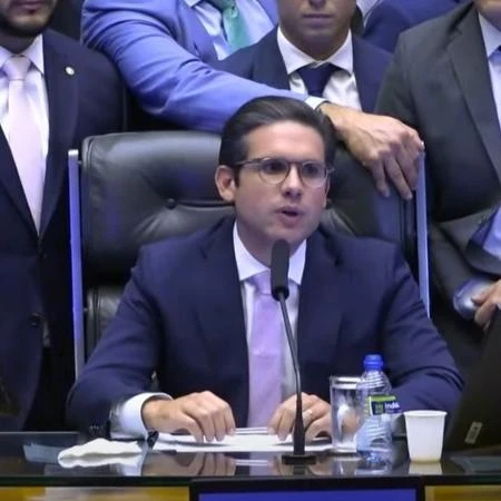 Com 4 deputados presentes, Motta dribla oposição por PL contra adultização Thais Bilenky