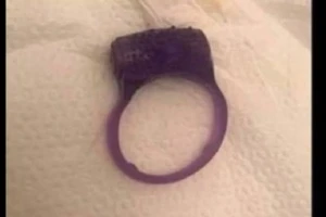 Filha leva anel vibratório da mãe por engano para escola no Reino Unido