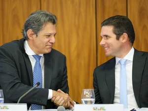 Governo busca entendimento, mas quer manter IOF Amanda Klein