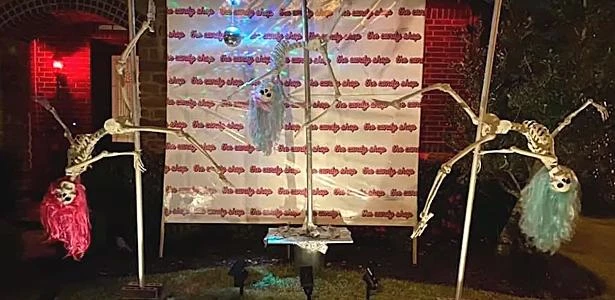 'Strip club' de esqueletos vira polêmica em associação de bairro nos EUA