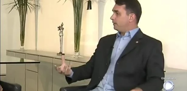 Flávio Bolsonaro viaja a Noronha com passagem paga pelo Senado, diz site
