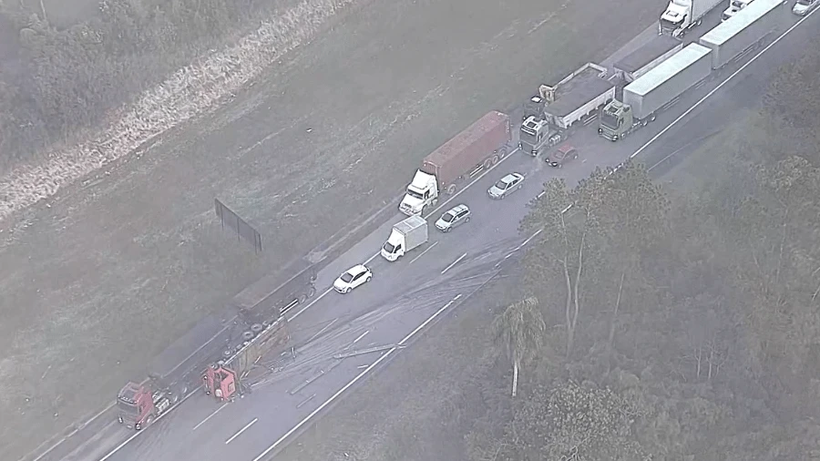 Rodoanel tem 2 acidentes com caminhões e engarrafamento; uma pessoa morreu
