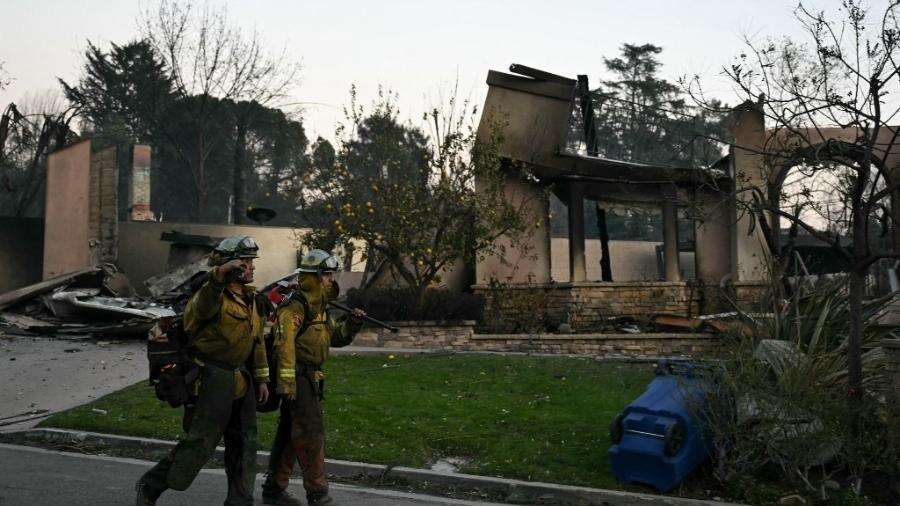 Morador em LA diz que apagou fogo sozinho: 'Bombeiros estavam com os ricos'