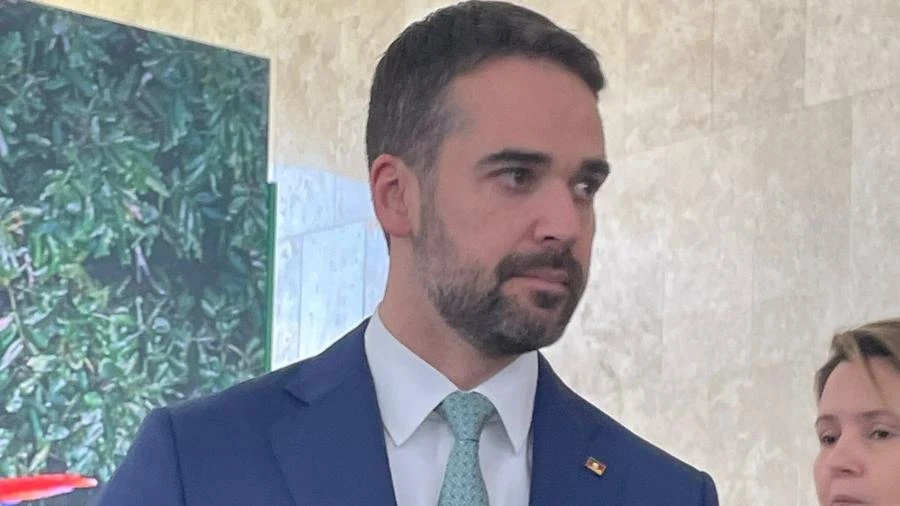 Eduardo Leite critica Bolsonaro, mas elogia Tarcísio: 'Trajetória própria'