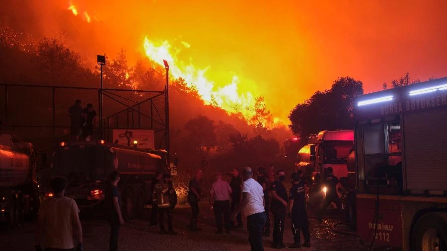 Calor causa incêndios e deixa milhares desabrigados na Turquia e na Grécia