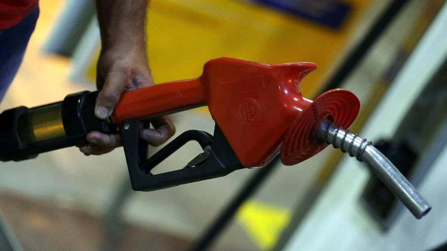 Por que o dólar caiu, mas a gasolina e o diesel continuam subindo?