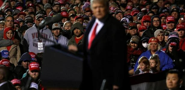 Trump 'deu as costas' a americanos ao encerrar negociação de plano de ajuda, diz Biden