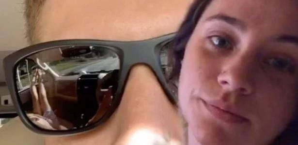 Mulher descobre traição de namorado pelo reflexo dos óculos dele em selfie