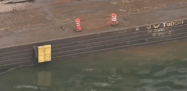Carro cai na Baía de Guanabara e quatro pessoas morrem; há um sobrevivente