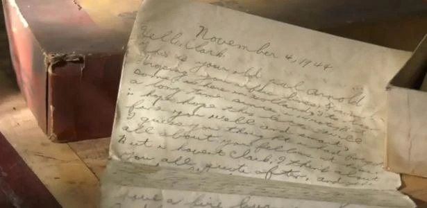 Homem acha carta de soldado da Segunda Guerra dentro de caixa de chocolate