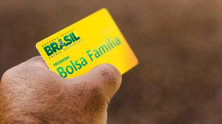 Em campanha, Bolsonaro saca contra Lula armamento petista do Bolsa Família