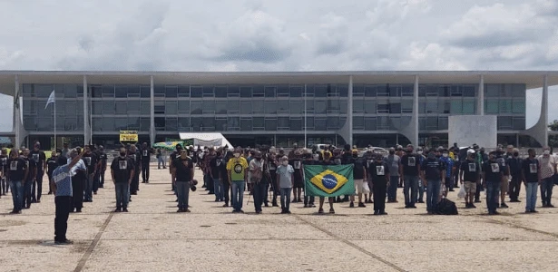 Militares da reserva fazem segundo protesto em Brasília contra Bolsonaro
