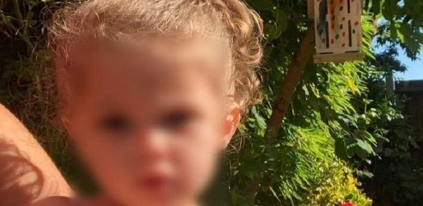 Menina de 2 anos morre após engolir pedra sanitária e vomitar líquido rosa