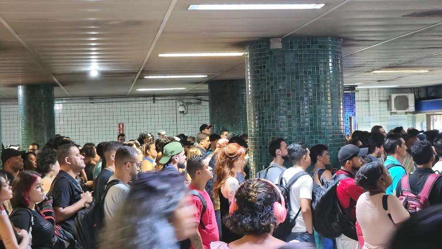 Metrô: falha na sinalização faz passageiros descerem nos trilhos da Linha 3