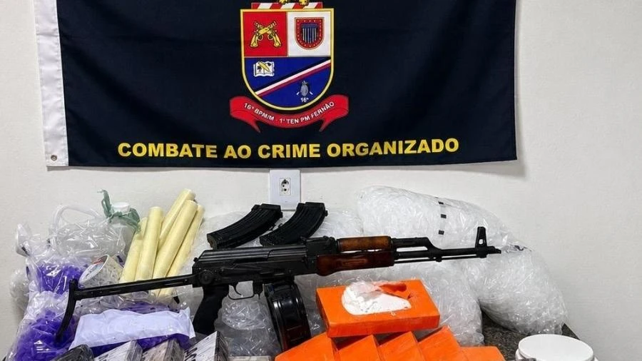 PM encontra fuzil AK-47 escondido em prédio em Paraisópolis