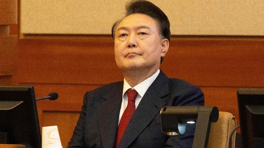 Deitado no chão e de cueca, ex-líder sul-coreano resiste a interrogatório