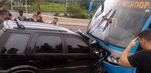 Carro na contramão bate em ônibus no corredor do BRT no RJ; motorista morre