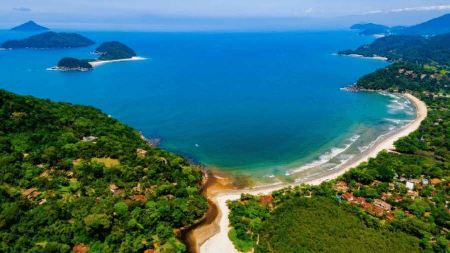 Bombeiros fazem buscas por turista que se afogou em praia do litoral de SP