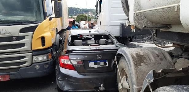 Menor furta carro de vizinho com criança dentro e provoca acidente no RJ