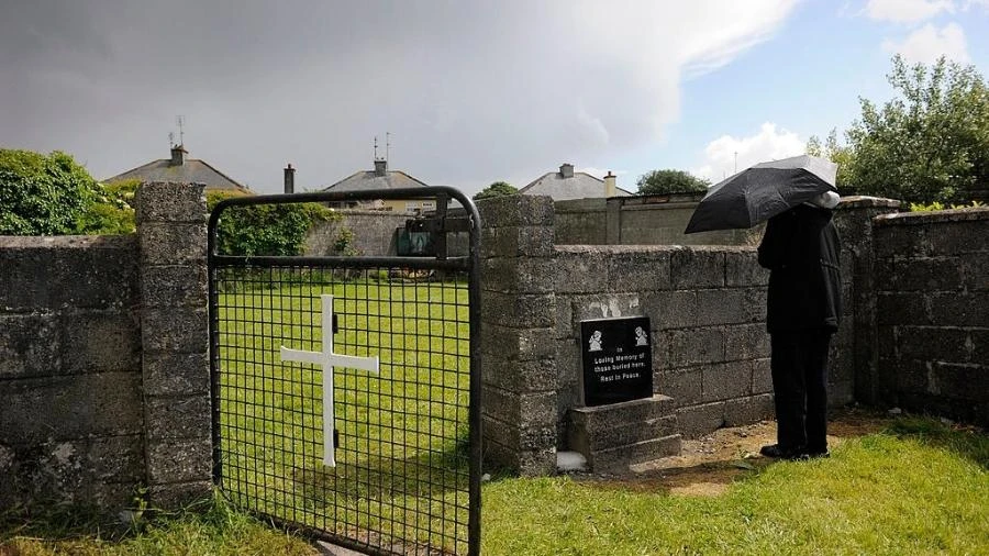 Irlanda começa escavações onde podem estar restos de 796 bebês e crianças