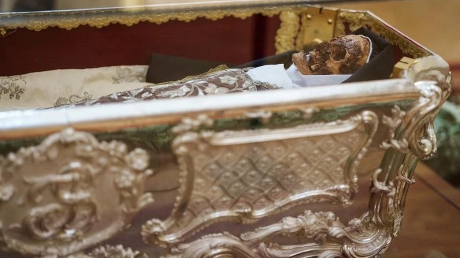 Corpo de santa é exibido 400 anos após morte: 'Perfeitamente preservado'