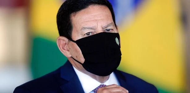 Mourão minimiza fala sobre pólvora e critica politização de vacinas
