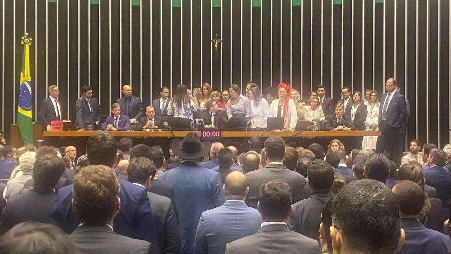 Hugo dá pito em deputados que brigaram por causa denúncia de Bolsonaro