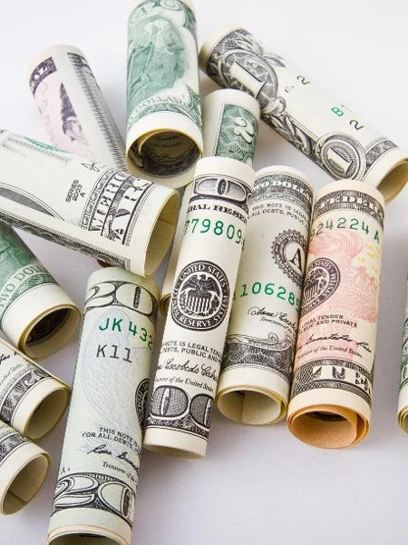 Dólar tem leve alta com leilão do BC e temores com guerra no Oriente Médio