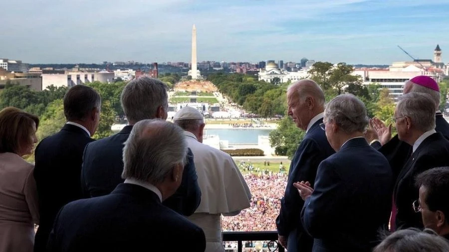 Por que bispos americanos querem impedir Biden de comungar