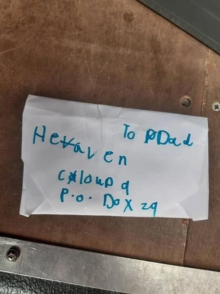 Carteiro se emociona com carta de menina para 
