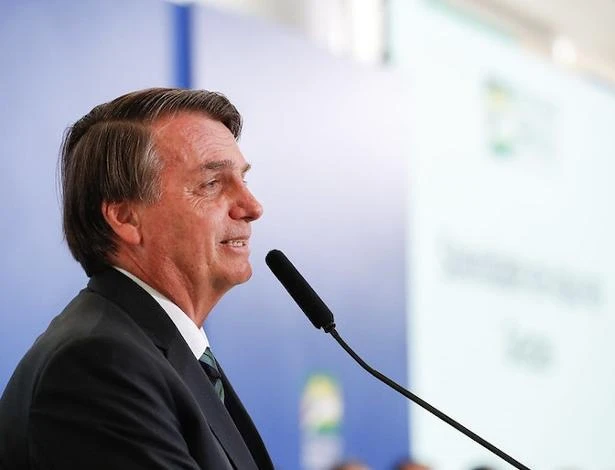 Internado na UTI, Bolsonaro mantém 