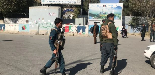 Homens armados invadem Universidade de Cabul; mortos passam de 10