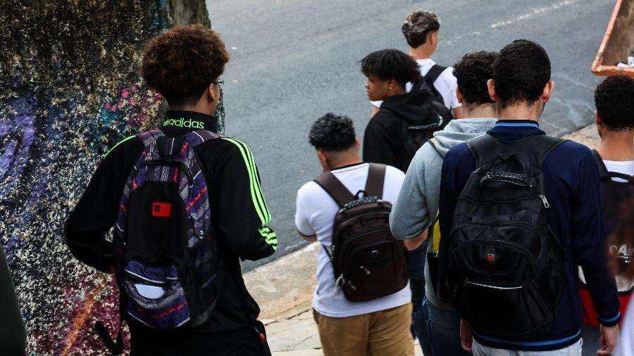 Sem celular, recreio volta a ter barulho, mas alunos sofrem com abstinência