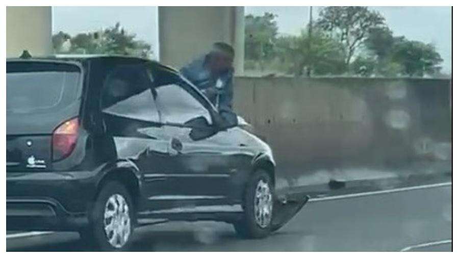 Homem sobe no capô de carro da namorada após briga e é arremessado; vídeo