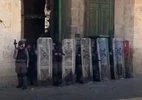 Forças israelenses atacam palestinos em frente a mesquita de Jerusalém