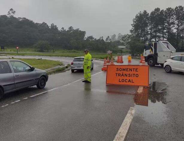 Deslizamento interdita parte da rodovia Mogi-Bertioga na altura do quilômetro 85