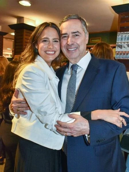 É fake: filha de Barroso mora no Brasil e não será deportada dos EUA