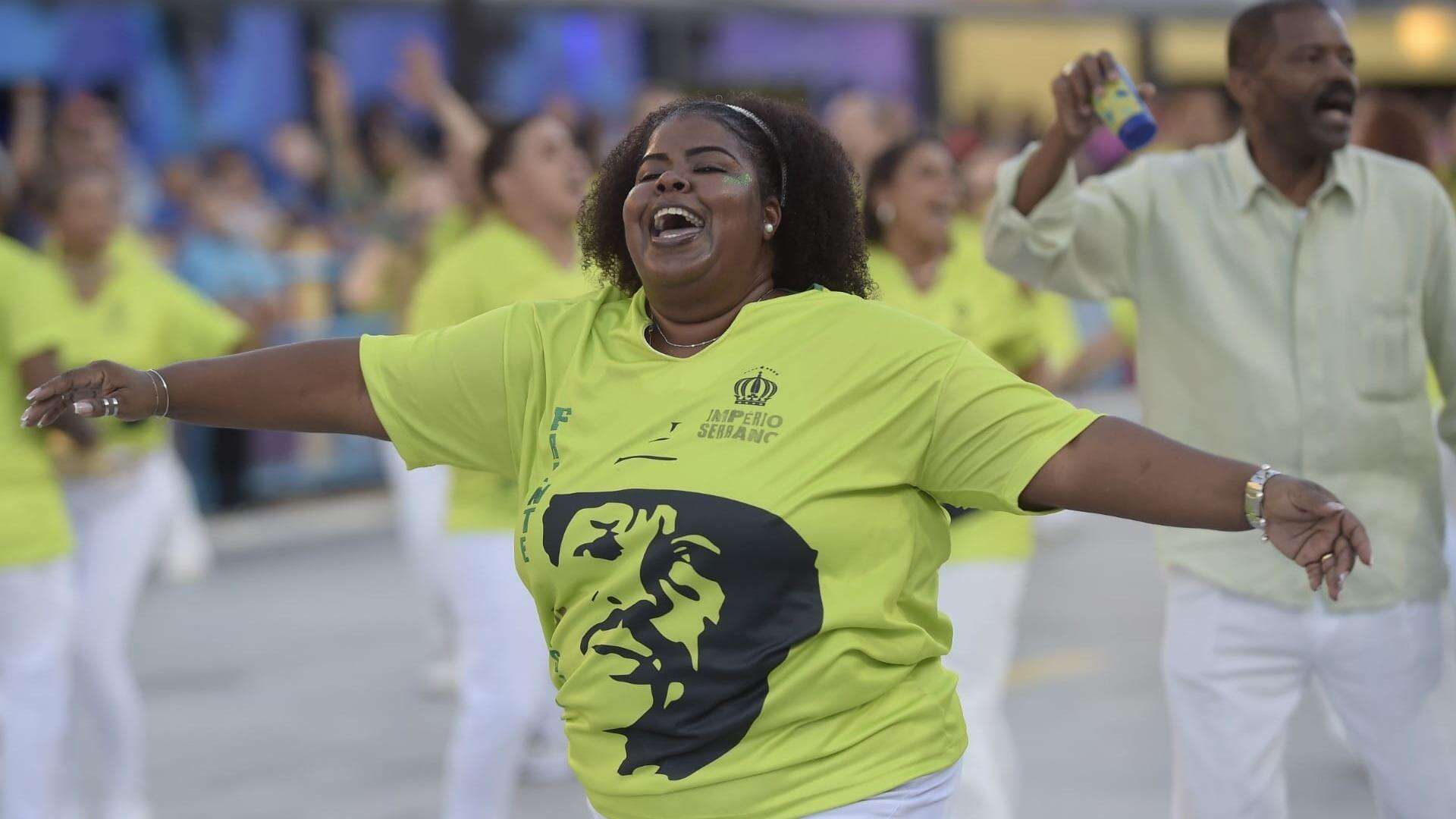 Festa e resistência marcam encerramento dos desfiles da Série Ouro na Marquês de Sapucaí